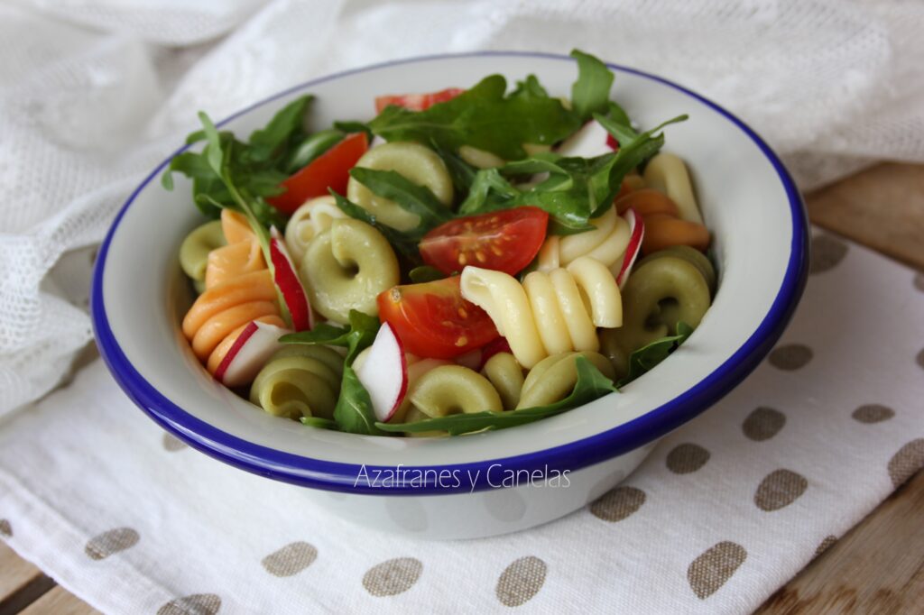 ensalada de pasta y rúcula