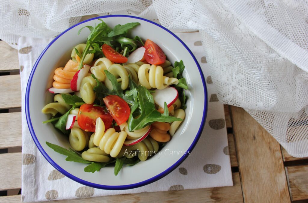 ensalada de pasta con rúcula