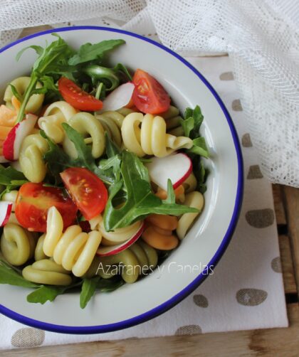 ensalada de pasta con rúcula
