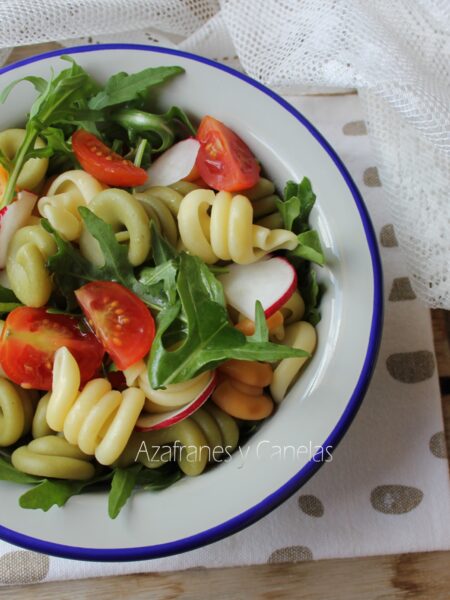 ensalada de pasta con rúcula