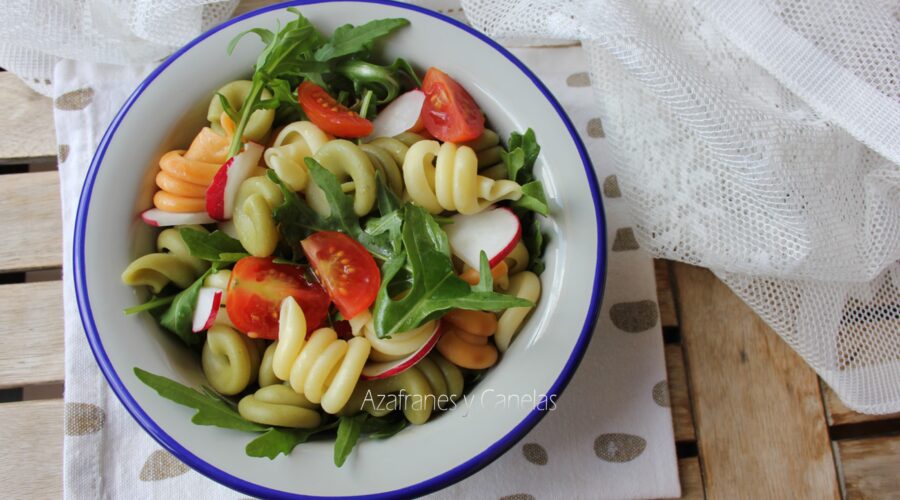 ensalada de pasta con rúcula