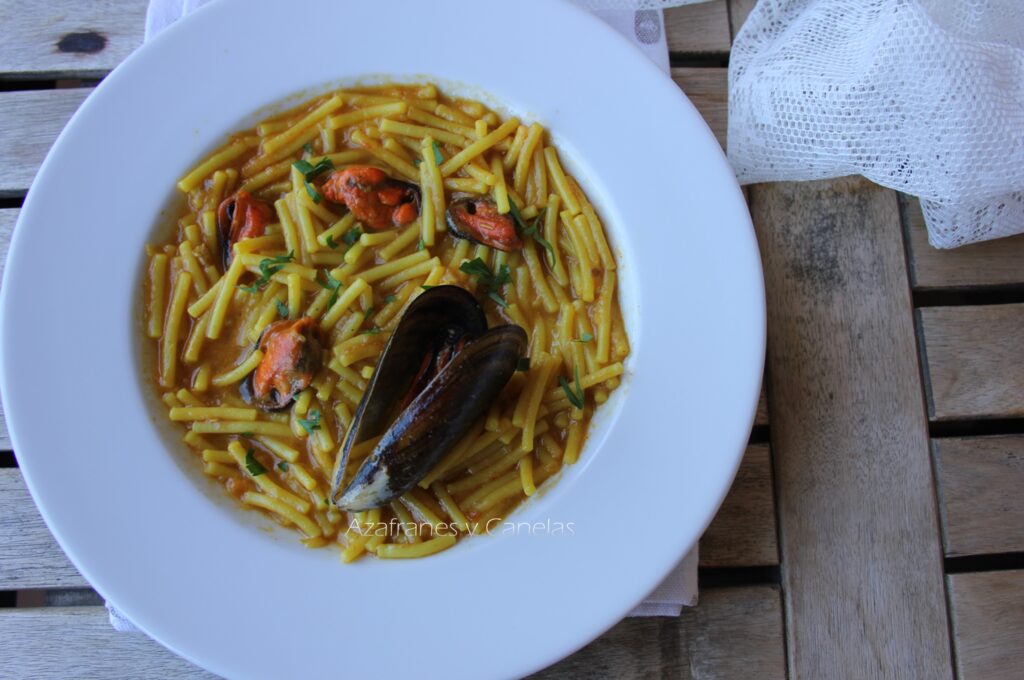 un plato de fideos con mejillones muy rico