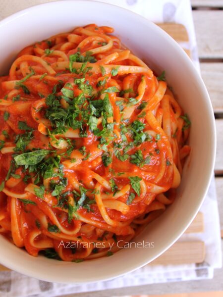espaguetis con salsa de piquillos