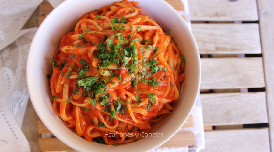 espaguetis con salsa de piquillos