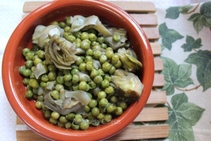 alcachofas con guisantes
