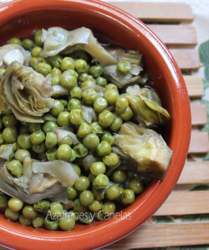 alcachofas con guisantes