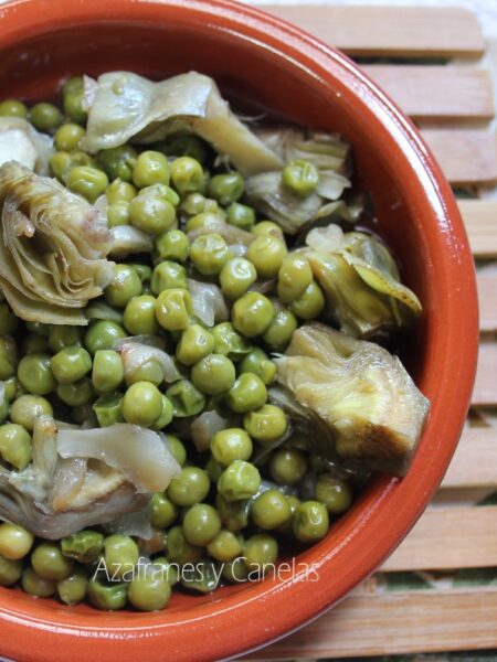 alcachofas con guisantes