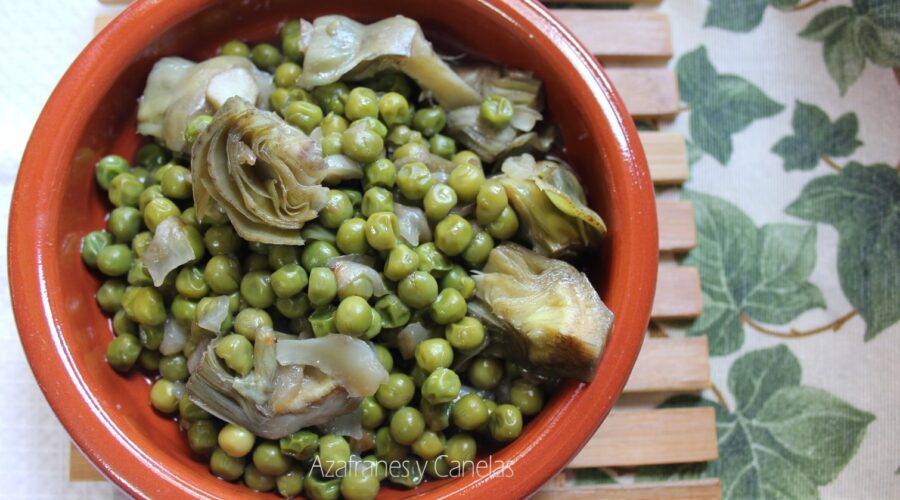 alcachofas con guisantes