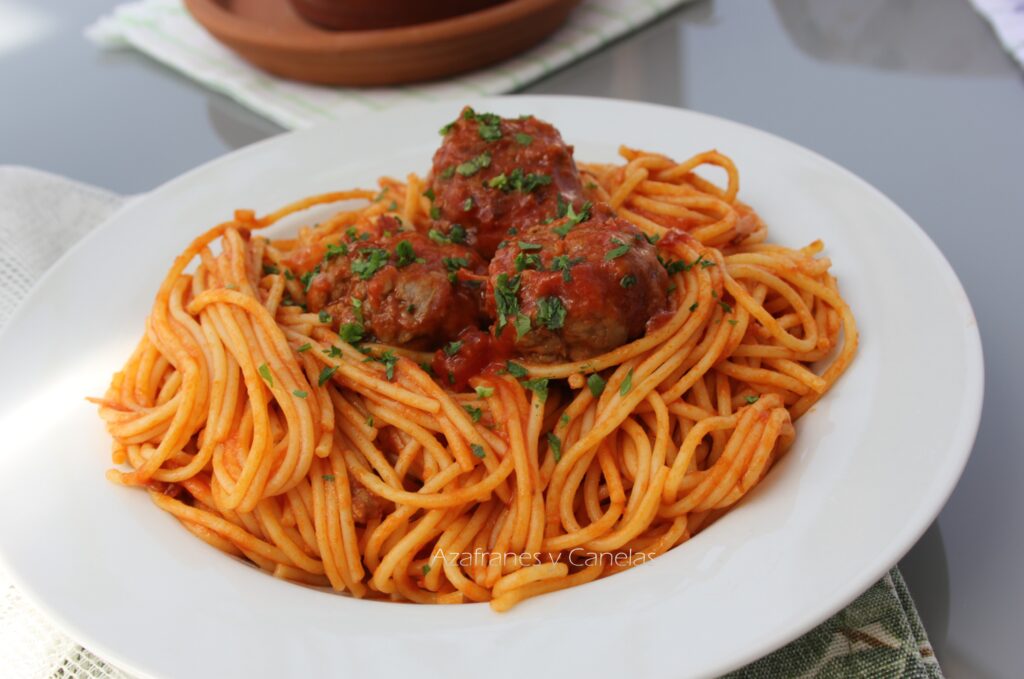 espaguetis con albóndigas