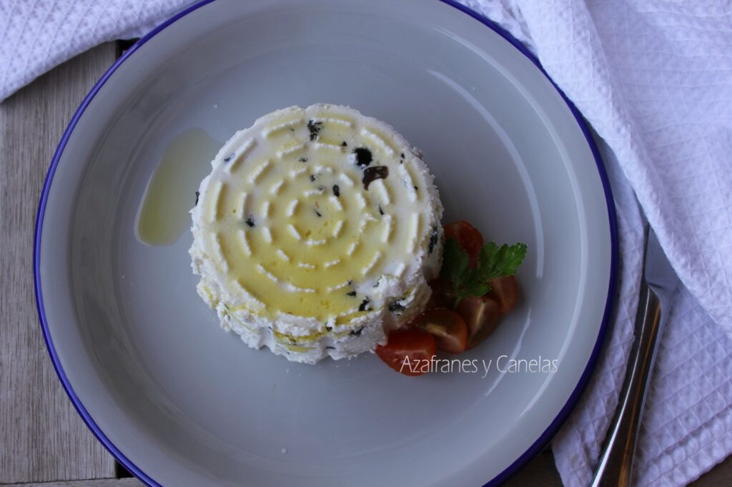 queso fresco con aceitunas negras