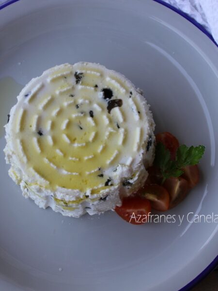 queso fresco con aceitunas negras