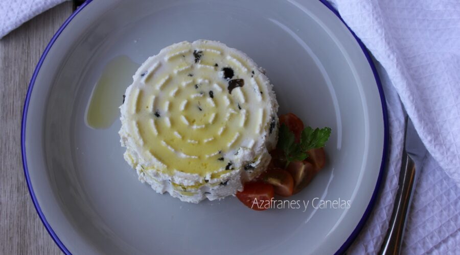 queso fresco con aceitunas negras