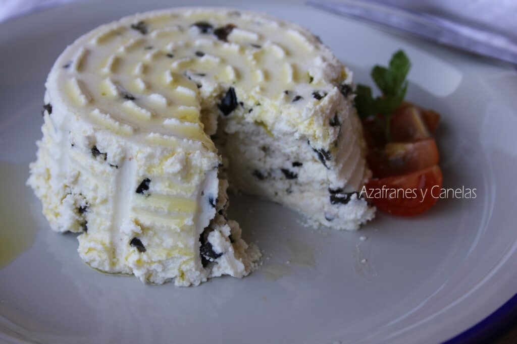 queso fresco con aceitunas negras