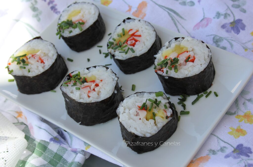 Maki sushi de cangrejo y mango