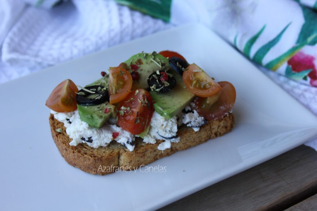 tostada de aguacate y queso
