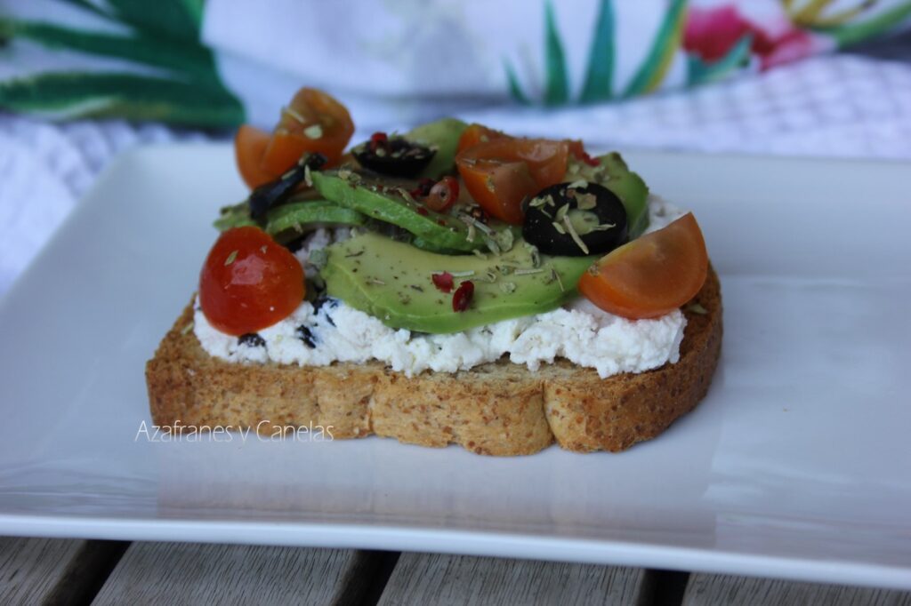 tostadas de aguacate y queso