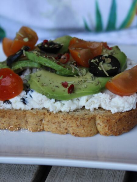 tostadas de aguacate y queso