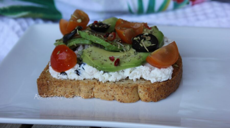 tostadas de aguacate y queso