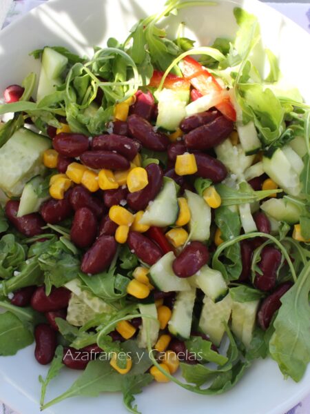 ensalada de judías rojas con rucula